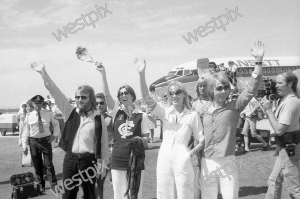 1977-ABBA-arrival-at-Perth-airport-on-an (1).jpg